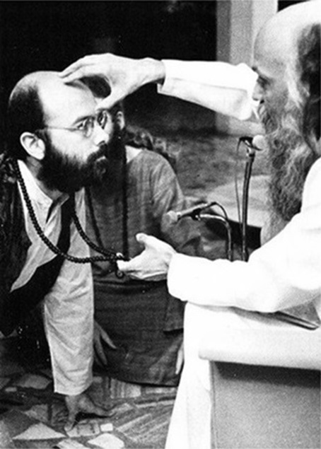Andrea Valcarenghi worshiping guru Rajneesh aka Osho