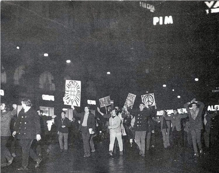 Abbiamo iniziato con l'evento alle 18:00 perche' quella era l'ora quando cominciava il traffico serale di punta di un giorno feriale. A quell'ora faceva gia' buio. 